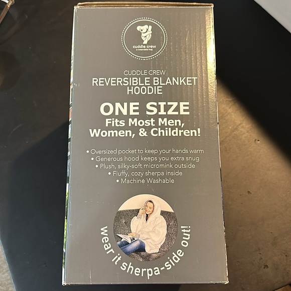 CUDDLE CREW Reversible Blanket Hoodies Burgundy One Size Fits Most NWT - Picture 9 of 12